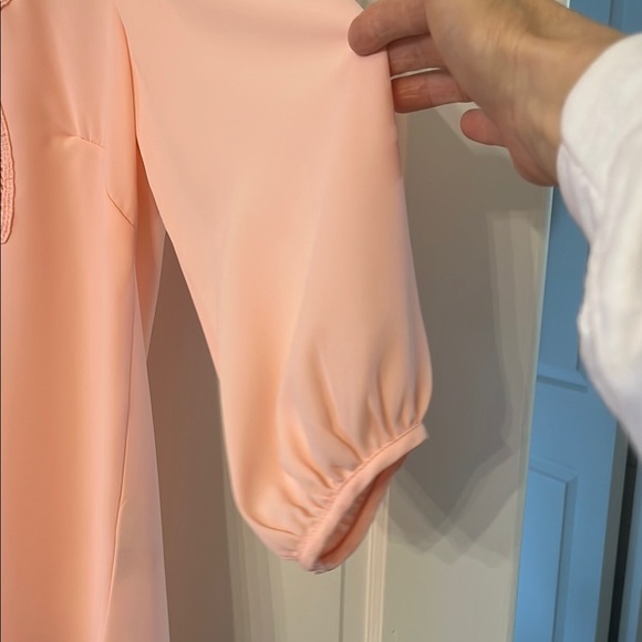Elegant Peach Blouse with Lace Detail Excellent Condition - Picture 4 of 9